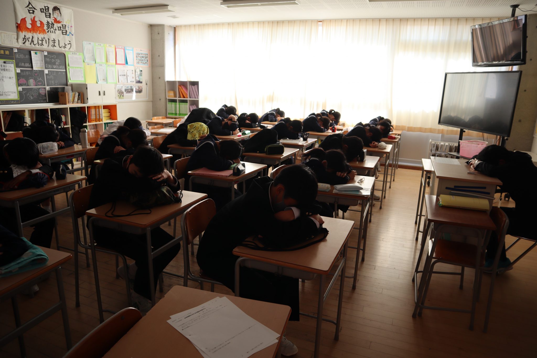 お昼寝タイムのようす 魚津市立西部中学校